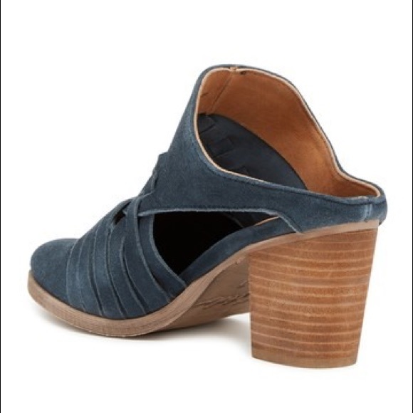 Rebels
Levi Cutout Block Heel Mule - Picture 2 of 4